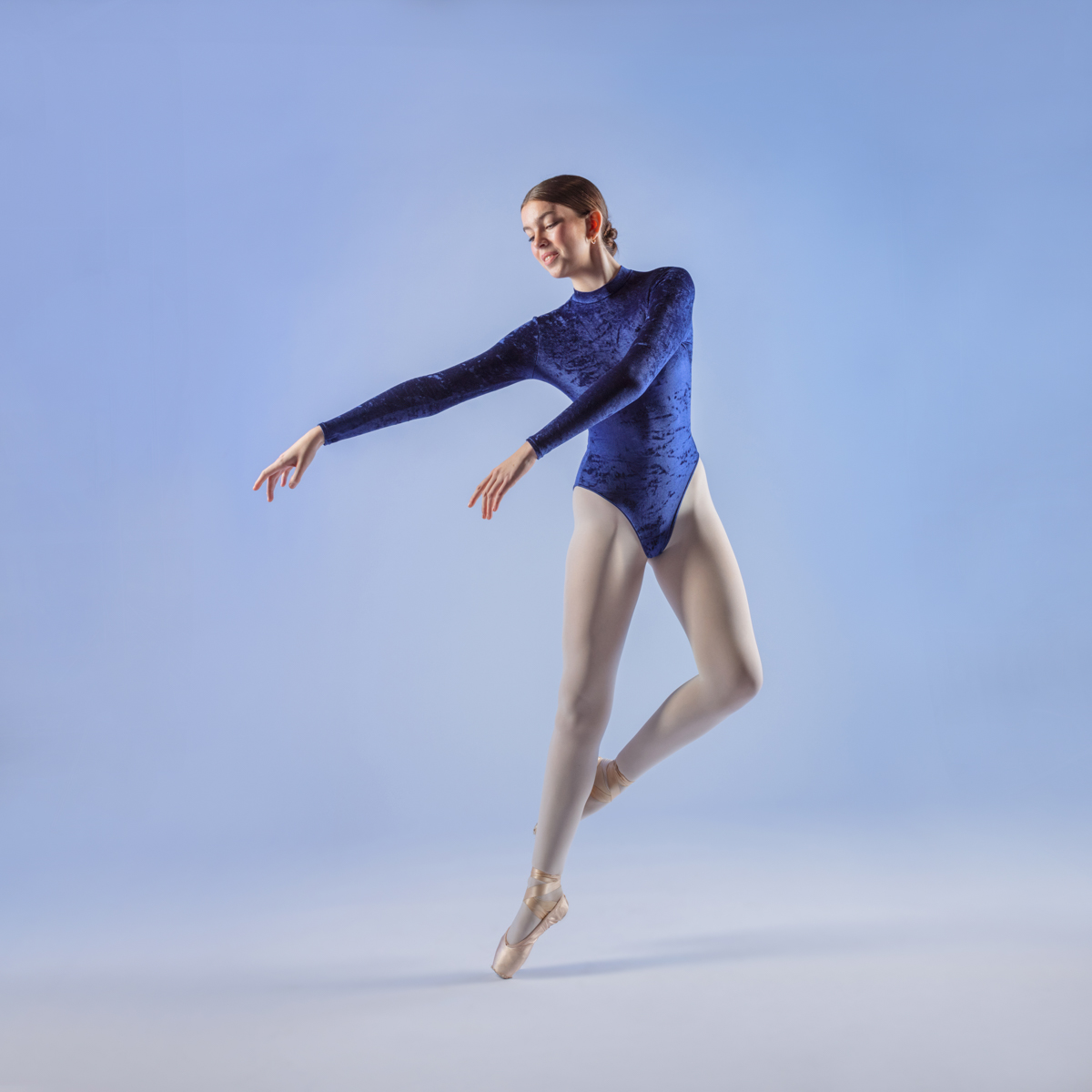 Ottawa Dance Centre School - dancer on pointe and navy long sleeve leotard